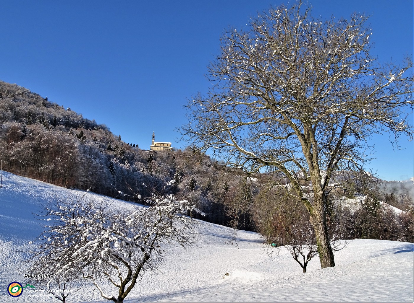 09 Vista verso la vicina chiesa di Miragolo S. Salvatore.JPG